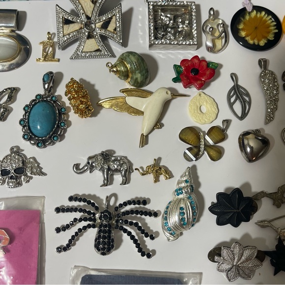 Vintage Brooches Pedants Antique Pins Signed Military, Summer, Fall, Religious - Picture 17 of 17